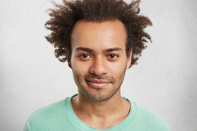 Foto grátis foto de cara estiloso e hipster com penteado espesso, barba por fazer, olhos brilhantes, poses