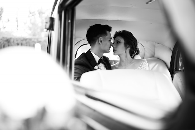 Foto de casal casamento atirar por carro retrô