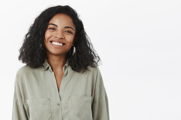 Foto grátis foto de cintura de uma simpática mulher afro-americana fofa e amigável