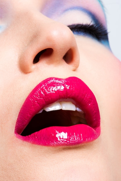 Foto de close de uma linda boca vermelha sexy