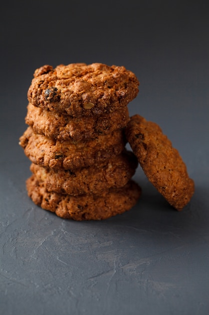 Foto de close-up da pilha de biscoitos de aveia na superfície cinza