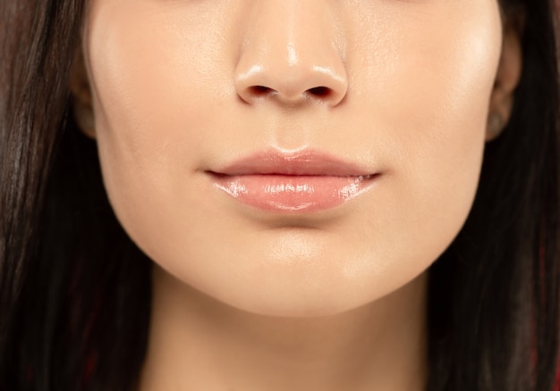 Foto de close-up de lábios carnudos de mulher jovem e bonita.