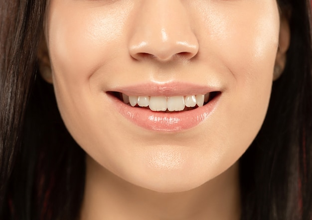 Foto de close-up de lábios carnudos de mulher jovem e bonita.