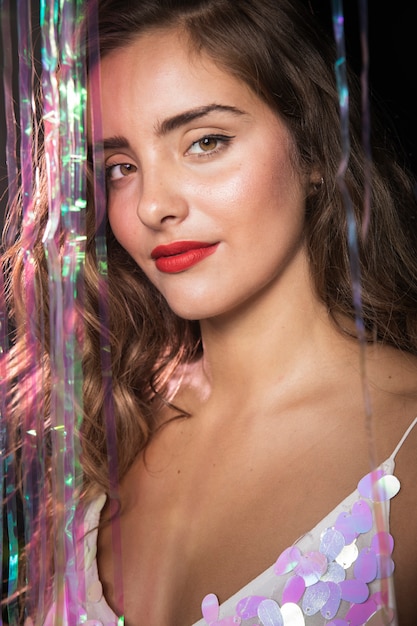 Foto de close-up de mulher bonita com cabelos longos, vestindo um vestido branco