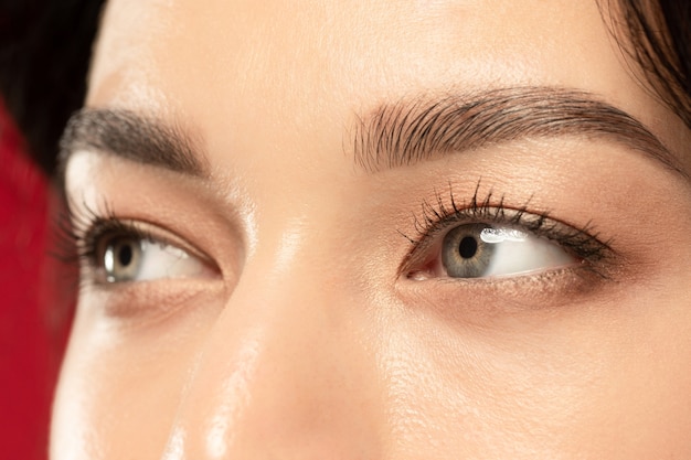 Foto de close-up de olhos de mulher jovem e bonita.