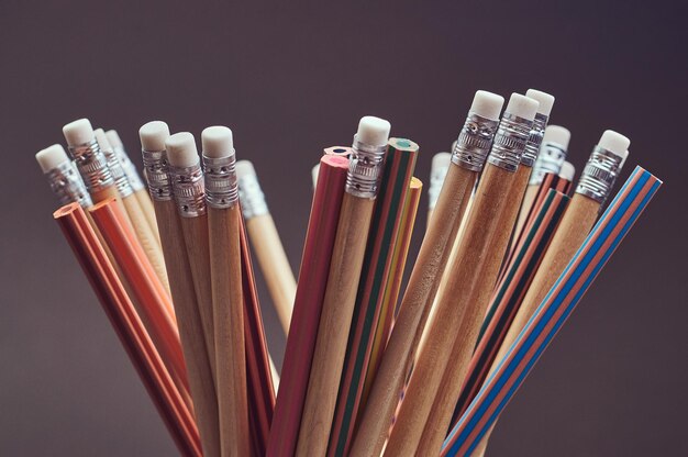 Foto de close-up de um grupo de lápis multicoloridos. isolado em um fundo cinza.