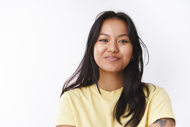 Foto de close-up de uma mulher malaia bonita, divertida e entusiasmada, sorrindo e sentindo-se bem