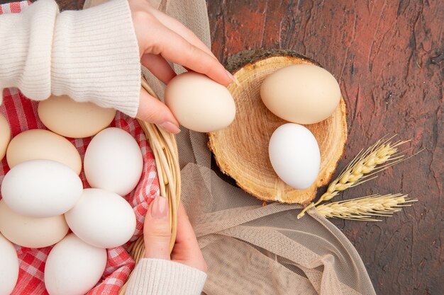 Foto de comida a cores de ovos de galinha branca em uma mesa escura refeição animal fazenda crua