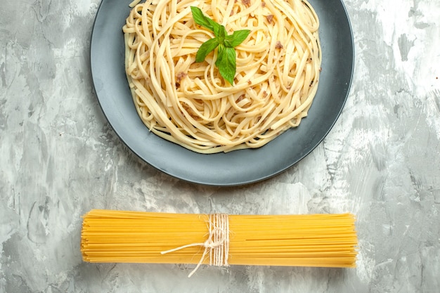 Foto grátis foto de comida saborosa massa italiana com massa crua na mesa branca cor de mesa refeição prato de massa