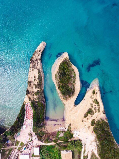 Foto de drone de um belo mar cristalino e costa arenosa