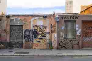 Foto grátis foto de edifício abandonado com graffiti e céu nublado