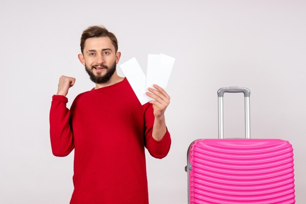 Foto de emoção jovem com bolsa rosa e bilhetes na parede branca viagem vôo colorido viagem turística