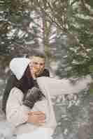 Foto grátis foto de estilo de vida de casal caminhando em um bosque nevado