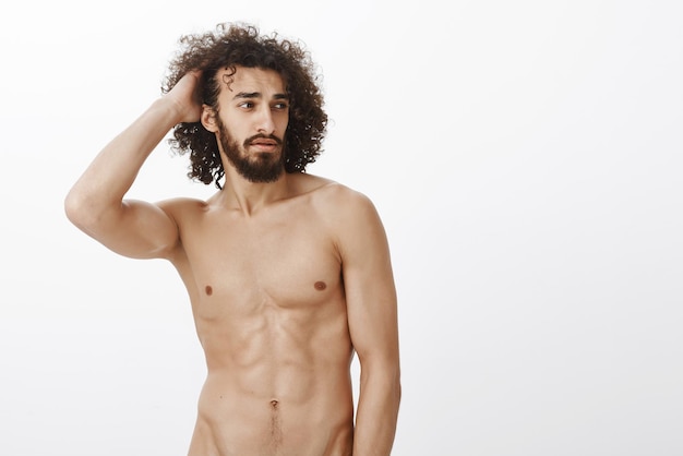 Foto grátis foto de estúdio de modelo hispânico atraente e confiante com corpo masculino em forma