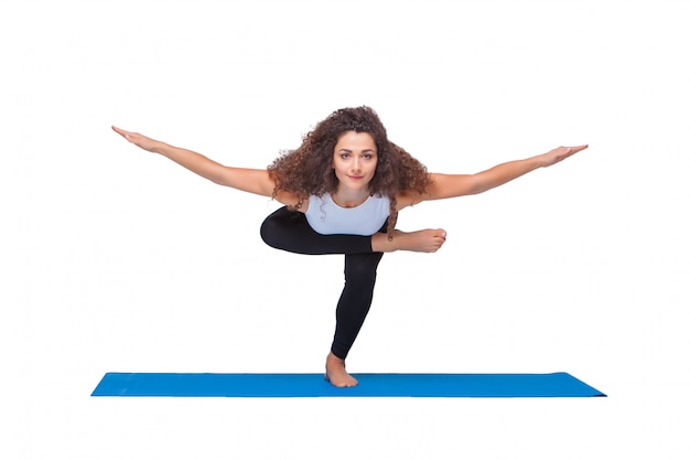 Foto de estúdio de uma jovem mulher apta a fazer exercícios de ioga.