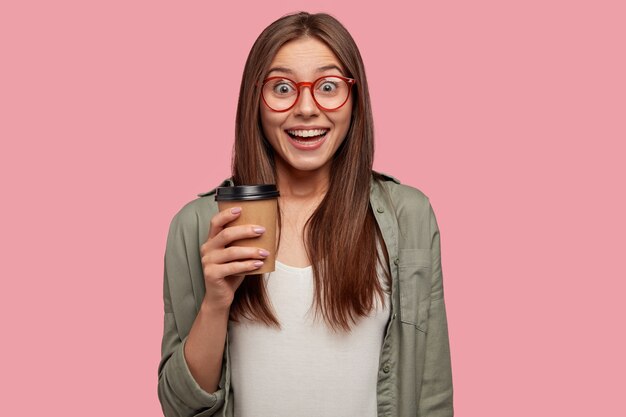 Foto de estúdio de uma linda freelancer alegre com uma aparência agradável