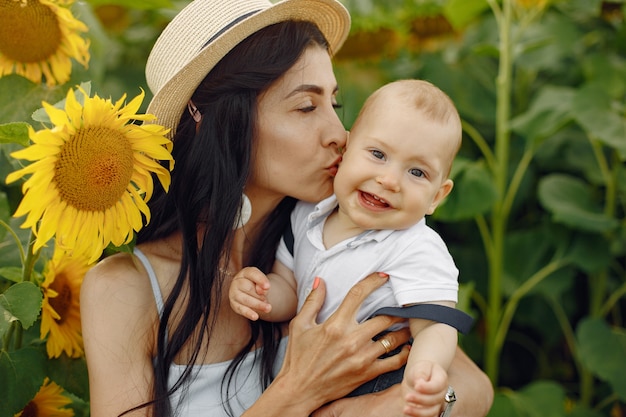 Foto de família feliz. Mãe e filha. Família unida no campo de girassol.