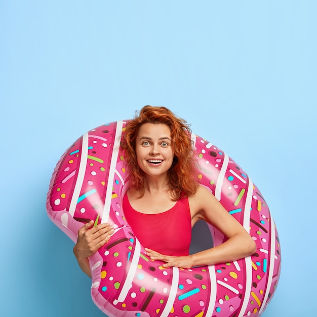 Foto de feliz mulher ruiva vestida de biquíni