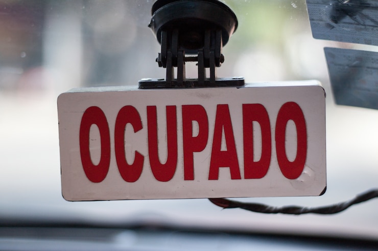 Foto grátis foto de foco raso de um sinal português de ocupado