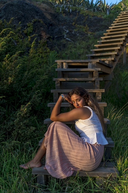 Foto grátis foto de foco raso de uma jovem mulher branca posando para a câmera