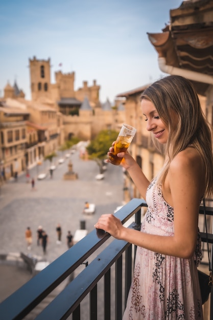 Foto de foco raso de uma mulher branca em uma varanda apreciando a vista na alemanha