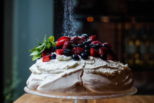 Foto de foco seletivo da deliciosa sobremesa Pavlova