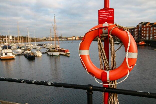 Foto de foco seletivo de um anel de bóia salva-vidas em um veleiro