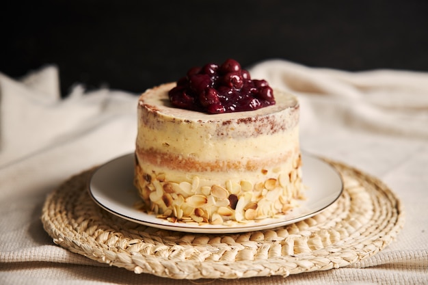 Foto de foco seletivo de um bolo de cereja em um prato branco