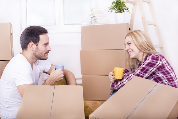 Foto de foco seletivo de um casal branco feliz se mudando para uma nova casa