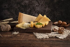 Foto de foco seletivo de um delicioso prato de queijo na mesa com nozes
