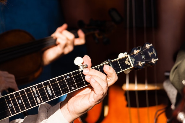 Foto de foco seletivo de um homem tocando violão