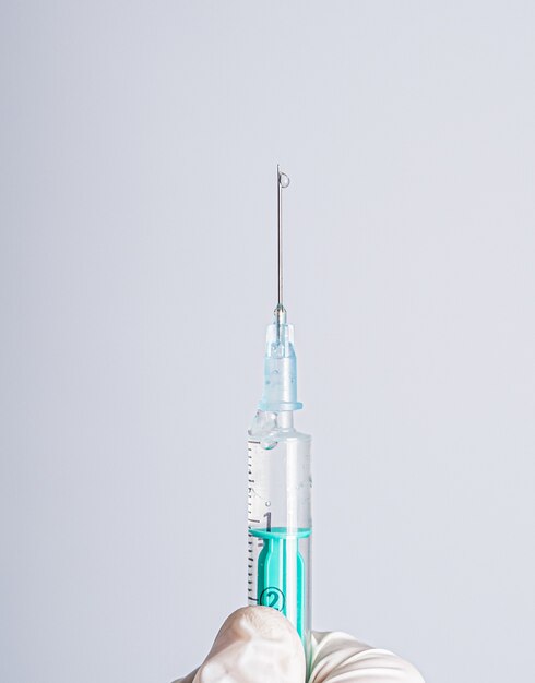 Foto de foco seletivo de uma seringa de injeção