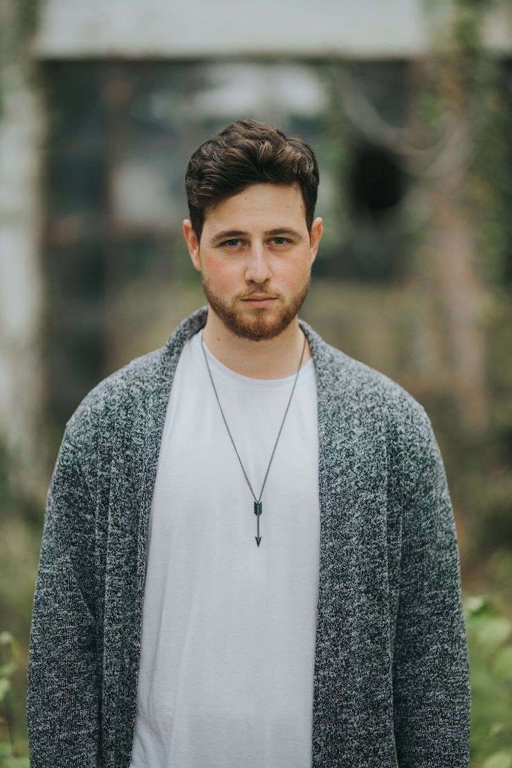 Foto grátis foto de foco superficial de um homem jovem e atraente