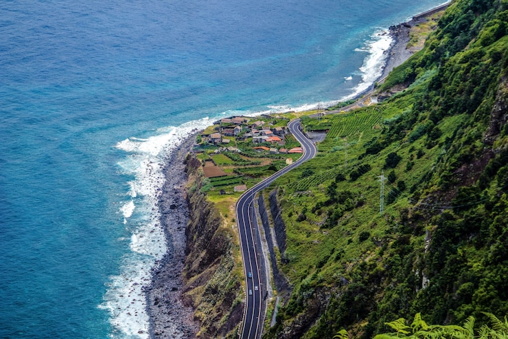 Foto grátis foto de fotografia aérea de uma estrada nas montanhas na costa da madeira