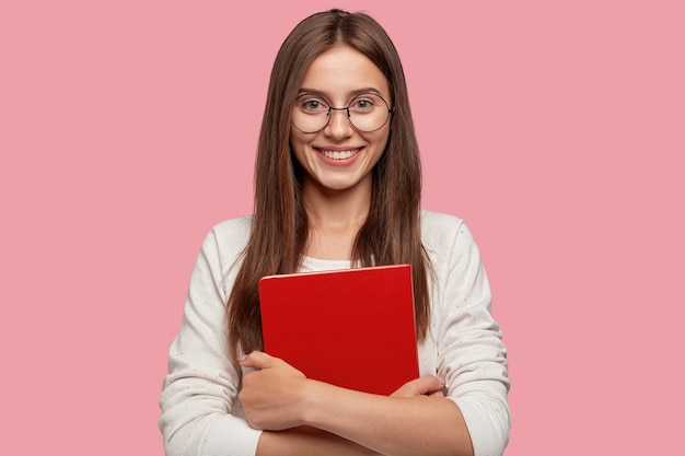 Foto de garota bonita sorrindo agradavelmente da cintura para cima