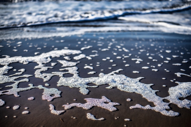 Foto de grande angular das espumas da água do oceano