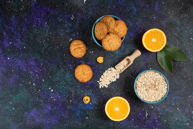 Foto de grande angular de biscoitos com laranja e aveia sobre a superfície do espaço.