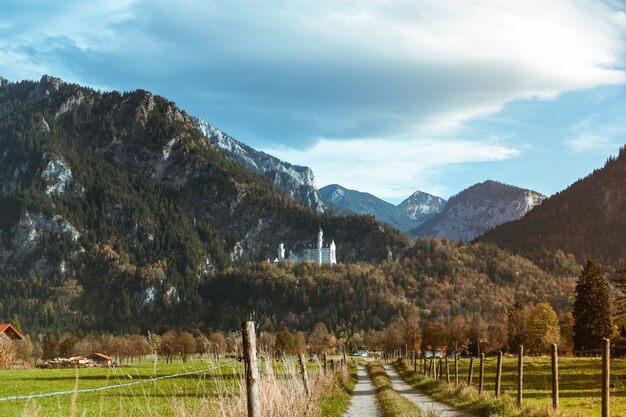 Foto de grande angular de um prédio em uma montanha cercada por árvores