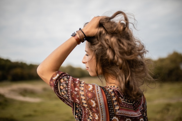 Foto grátis foto de grande angular de uma mulher cercada por árvores e vegetação sob um céu nublado