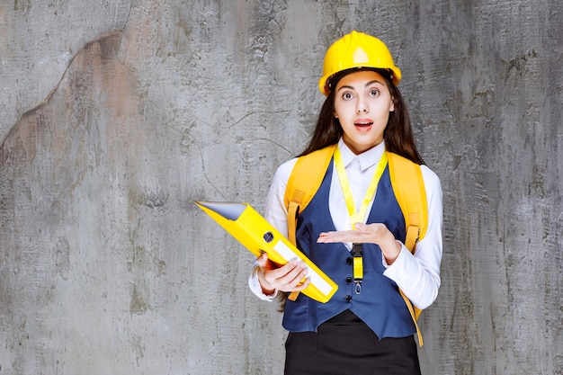 Foto de jovem engenheiro em pé de capacete e posando. foto de alta qualidade