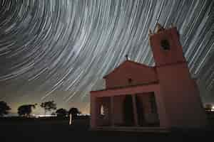 Foto grátis foto de longa exposição de um rastro de estrelas em portugal