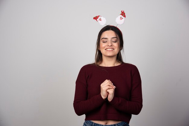 Foto grátis foto de mulher alegre e feliz usando bandana de máscaras em quadrinhos humorísticos