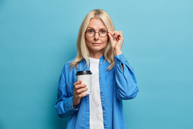 Foto de mulher caucasiana adulta séria e carinhosa parece confiante