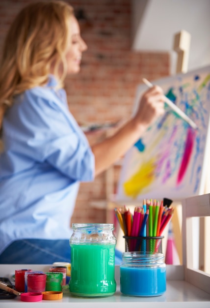 Foto grátis foto de mulher pintando algumas artes