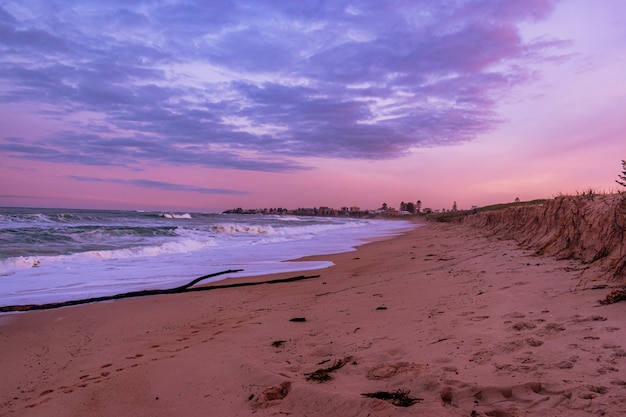 Foto de paisagem de um belo pôr do sol colorido na praia