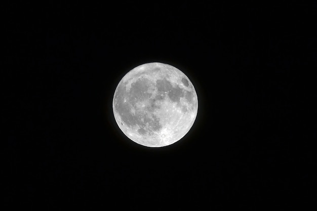 Foto de paisagem de uma lua cheia branca com a cor preta no fundo