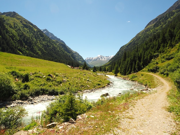 Foto de paisagem do parco naturale adamello brenta strembo itália em um céu azul claro