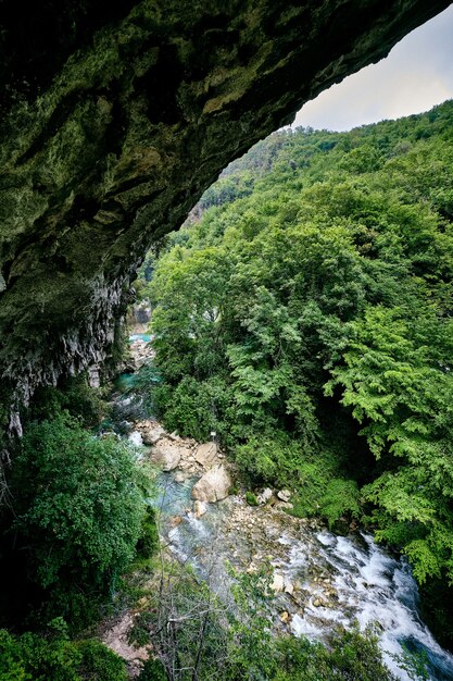 Foto de tirar o fôlego das cachoeiras Saut du Loup capturadas na França