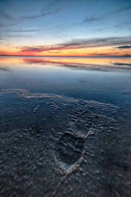 Foto de tirar o fôlego de uma bela praia em um pôr do sol maravilhoso