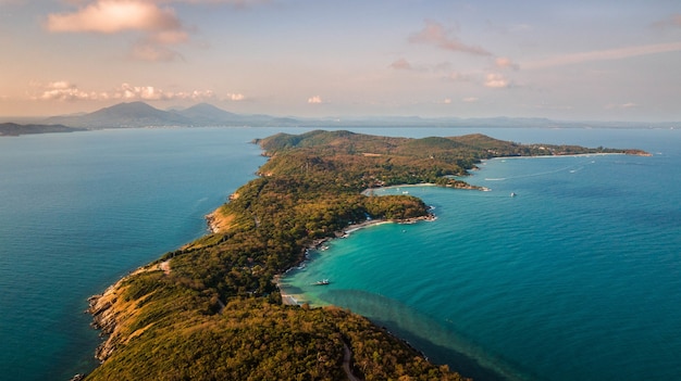 Foto de tirar o fôlego de uma costa tropical em um dia ensolarado e tranquilo